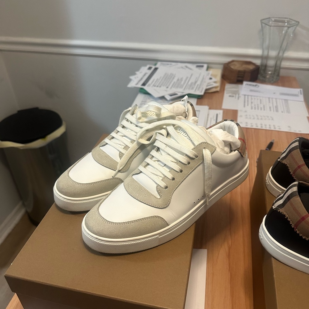 Burberry Men's Sneakers in White and Tan